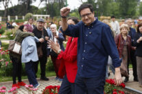 MADRID, 02/05/2026.- El ministro para la Transformación Digital y de la Función Pública, Óscar López, junto a la portavoz del PSOE en el Ayuntamiento de Madrid, Reyes Maroto, asisten a la fiesta organizada por el PSOE-M con motivo de la celebración del 2 de mayo, este sábado en Madrid. EFE/Rodrigo Jiménez