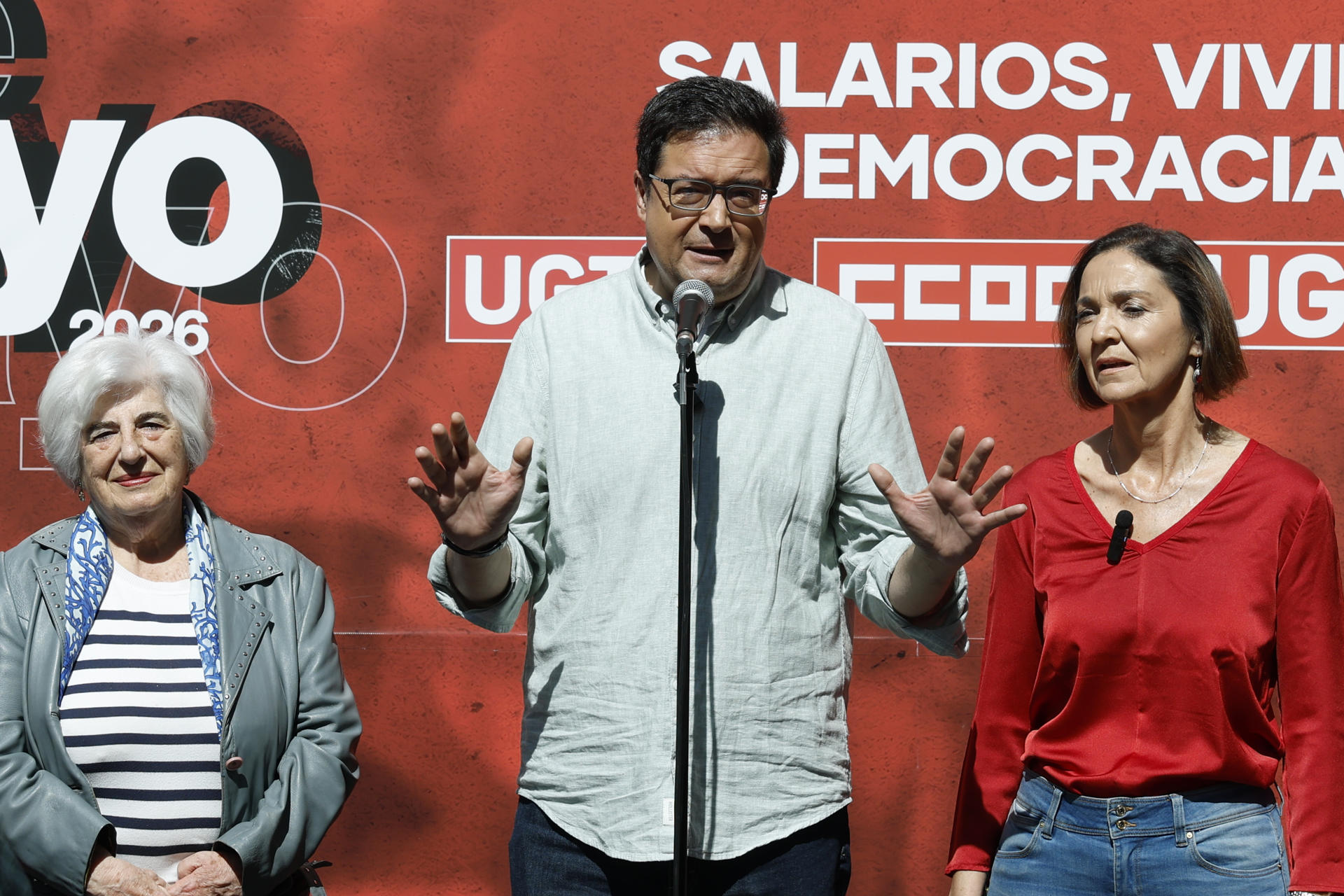 MADRID, 01/05/2026.- El ministro para la Transformación Digital y de la Función Pública, Óscar López interviene antes del inicio de la manifestación convocada por el Primero de Mayo bajo el lema "Derechos, no trincheras. salarios, vivienda y democracia", este viernes en Madrid. EFE/ J.J.Guillen