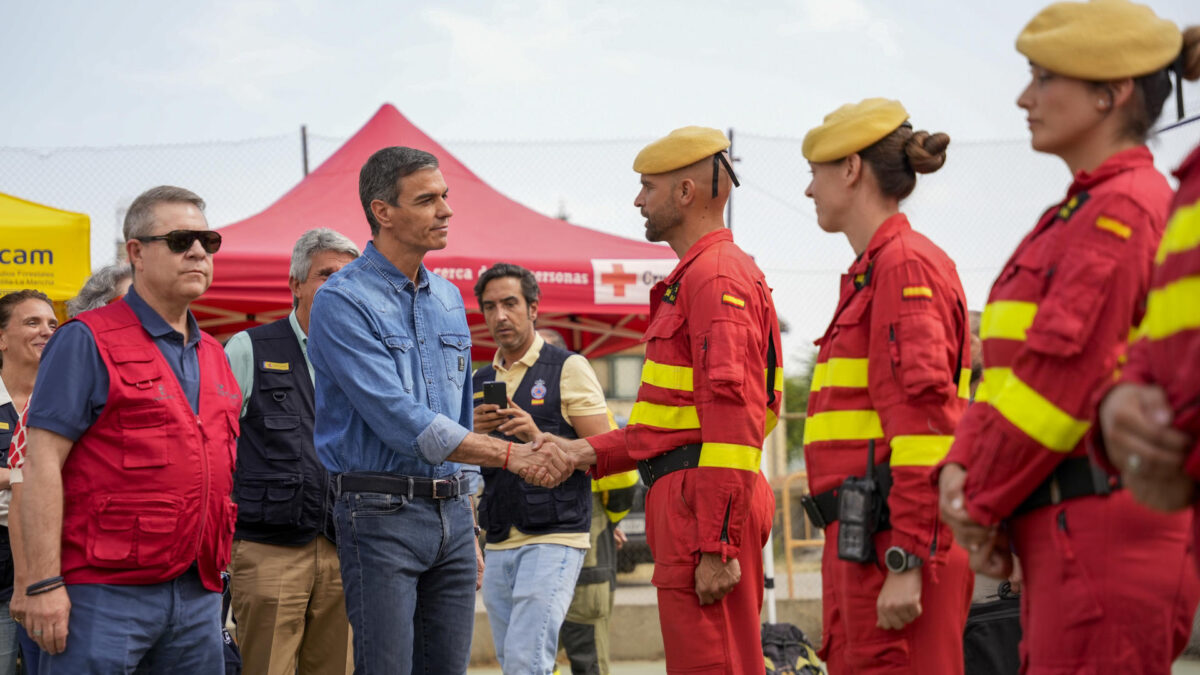 FOTODELDÍA TAMAJÓN (GUADALAJARA), 22/07/2026.- El presidente del Gobierno, Pedro Sánchez (2i), junto al presidente de Castilla la Mancha, Emiliano García Page en Tamajón (Guadalajara), donde está instalado el Puesto de Mando Avanzado del incendio forestal que se declaró el jueves en La Mierla (Guadalajara), que hasta ahora ha quemado 32.000 hectáreas, la mayor parte de ellas en el Parque Natural de la Sierra Norte de Guadalajara. EFE/ Mario Moron Pereira