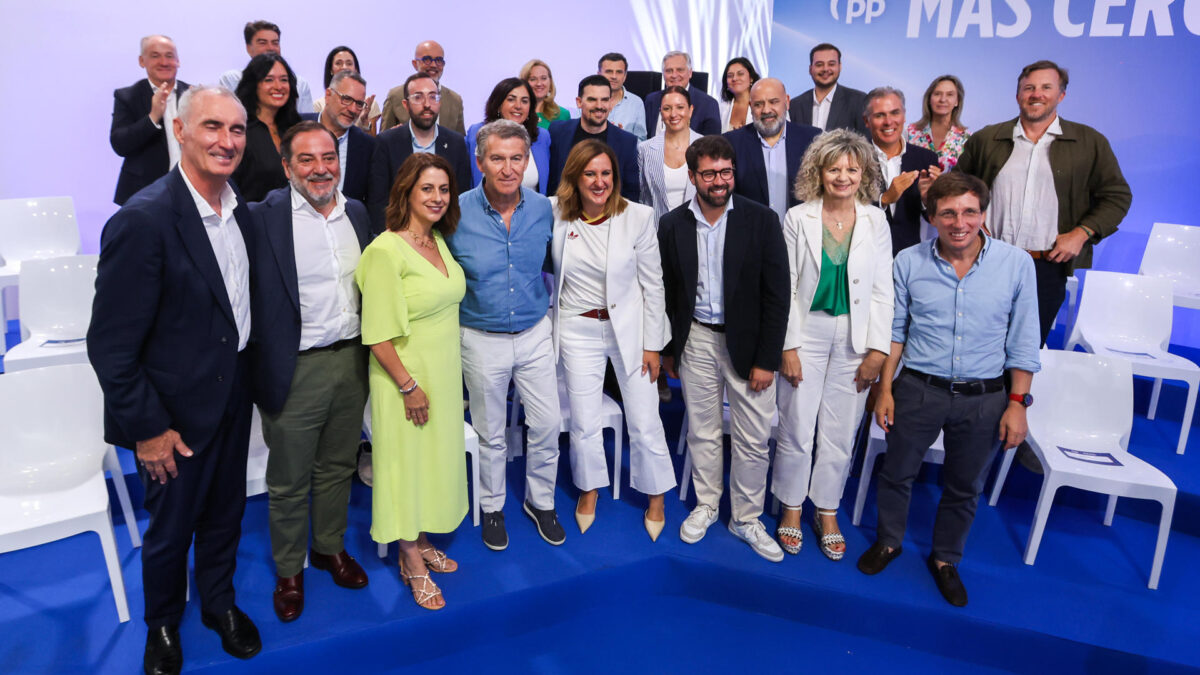El líder del PP, Alberto Núñez Feijóo (), clausura el acto de presentación de los candidatos a las capitales de provincia para las elecciones municipales de 2027 este sábado, en Santiago de Compostela. EFE/ Xoan Rey