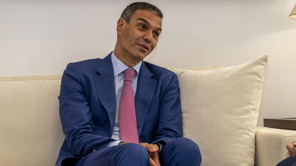 PALMA DE MALLORCA, 29/07/2026.- El jefe del Ejecutivo central, Pedro Sánchez, que visita Mallorca con ocasión de su despacho estival con el Rey, durante su reunión con la presidenta del Govern balear, Marga Prohens. EFE/CATI CLADERA