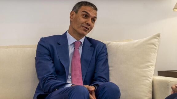 PALMA DE MALLORCA, 29/07/2026.- El jefe del Ejecutivo central, Pedro Sánchez, que visita Mallorca con ocasión de su despacho estival con el Rey, durante su reunión con la presidenta del Govern balear, Marga Prohens. EFE/CATI CLADERA