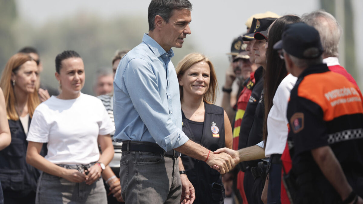 LA VALL D'UIXÓ (CASTELLÓN), 27/07/2026.- El presidente del Gobierno, Pedro Sánchez, junto a la delegada del Gobierno en la Comunidad Valenciana, Pilar Bernabé, a su llegada al Puesto de Mando Avanzado (PMA) del incendio de La Vall d'Uixó (Castellón), con el fin de reunirse con los equipos desplegados para la extinción del incendio. EFE/Manuel Bruque