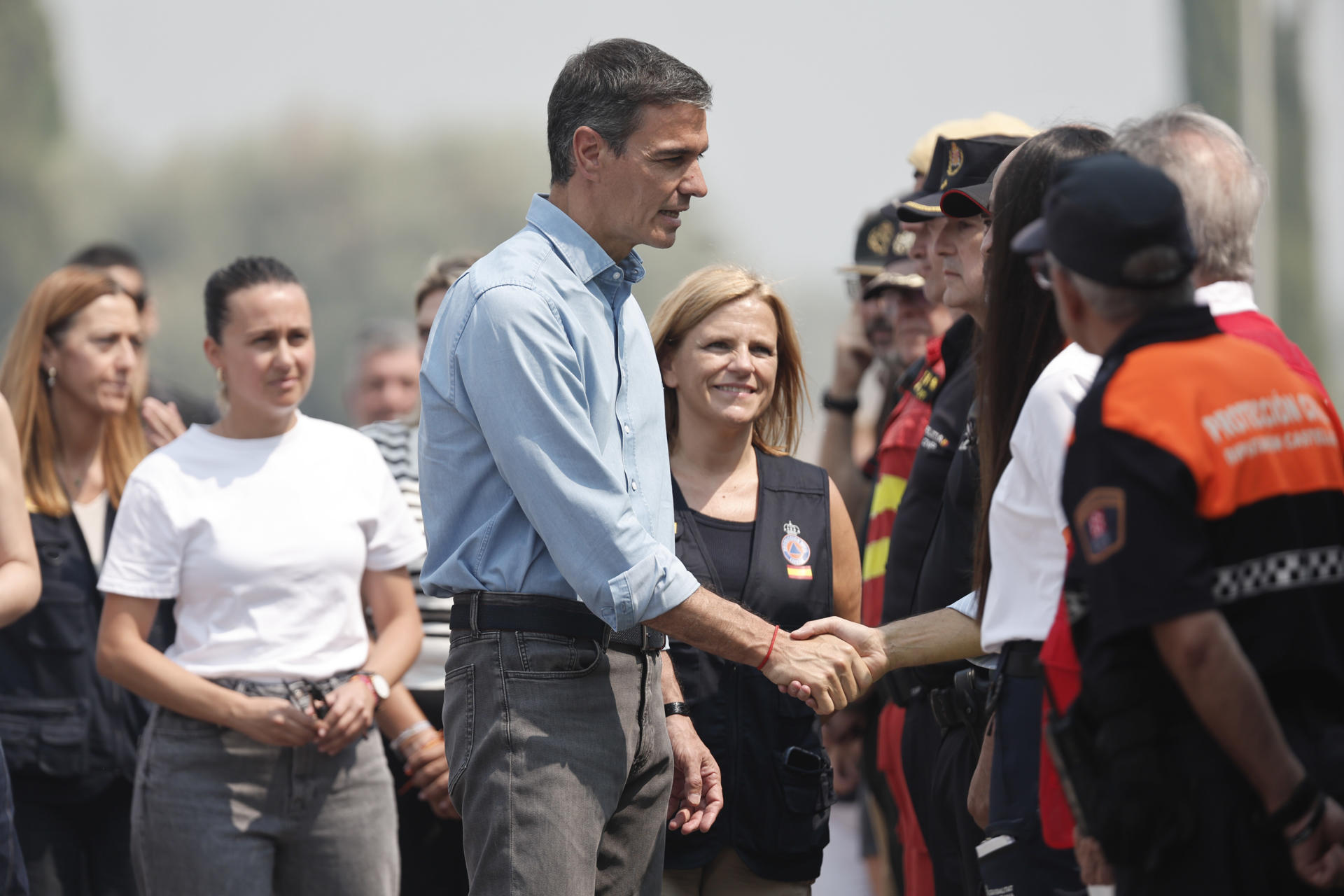 LA VALL D'UIXÓ (CASTELLÓN), 27/07/2026.- El presidente del Gobierno, Pedro Sánchez, junto a la delegada del Gobierno en la Comunidad Valenciana, Pilar Bernabé, a su llegada al Puesto de Mando Avanzado (PMA) del incendio de La Vall d'Uixó (Castellón), con el fin de reunirse con los equipos desplegados para la extinción del incendio. EFE/Manuel Bruque