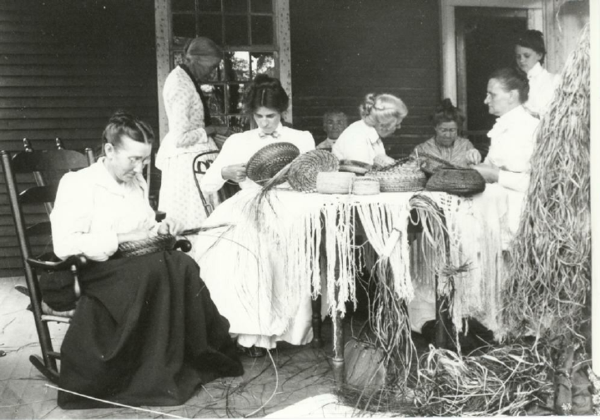 Cesteras de Pocumtuck en el porche de la casa de Madeline Yale Wynne y Annie Putnam, 1901