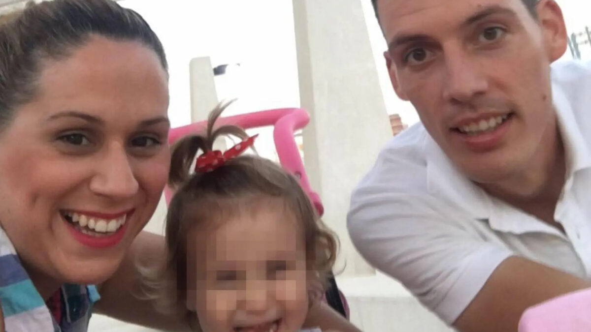 Lucía con sus padres