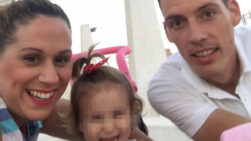 Lucía con sus padres