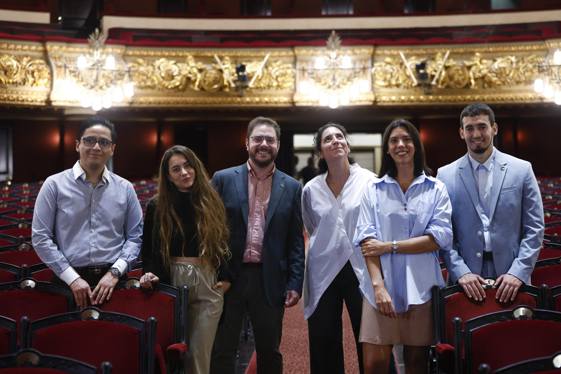 GRAFCAT4600. BARCELONA (ESPAÑA), 13/07/2026.-La cineasta Gemma Blasco (2i), el emprendedor social Hatim Azahri (d), la empresaria Patricia Aymà (3d), el investigador Rafael Luque(3i), la empresaria Mercedes Bidart (2d) y el investigador José Eduardo Méndez (i), los seis jóvenes galardonados con los Premios Princesa de Girona 2026 posan en el Gran Teatre del Liceu con motivo de la rueda de prensa de presentación de los Premios Princesa de Girona 2025.EFE/ Quique García