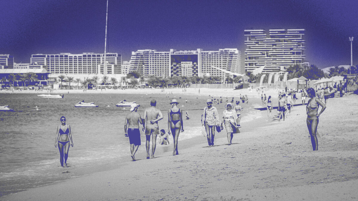 Personas en una playa.