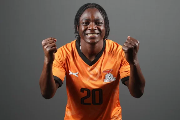 Racheal Nachula posando con la camiseta de la selección de Zambia