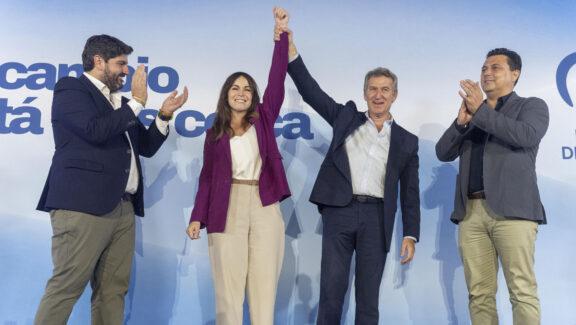MURCIA, 29/06/2026.- El presidente del Partido Popular, Alberto Núñez Feijóo (2d); el presidente de la Comunidad de Murcia, Fernando López Miras (i), la alcaldesa de Murcia, Rebeca Pérez (2i), y el presidente del partido en Murcia, José Miguel Luengo (d), intervienen en la Junta Directiva Autonómica del Partido Popular de la Región de Murcia, este lunes en la Filmoteca Regional Francisco Rabal. EFE/Marcial Guillén