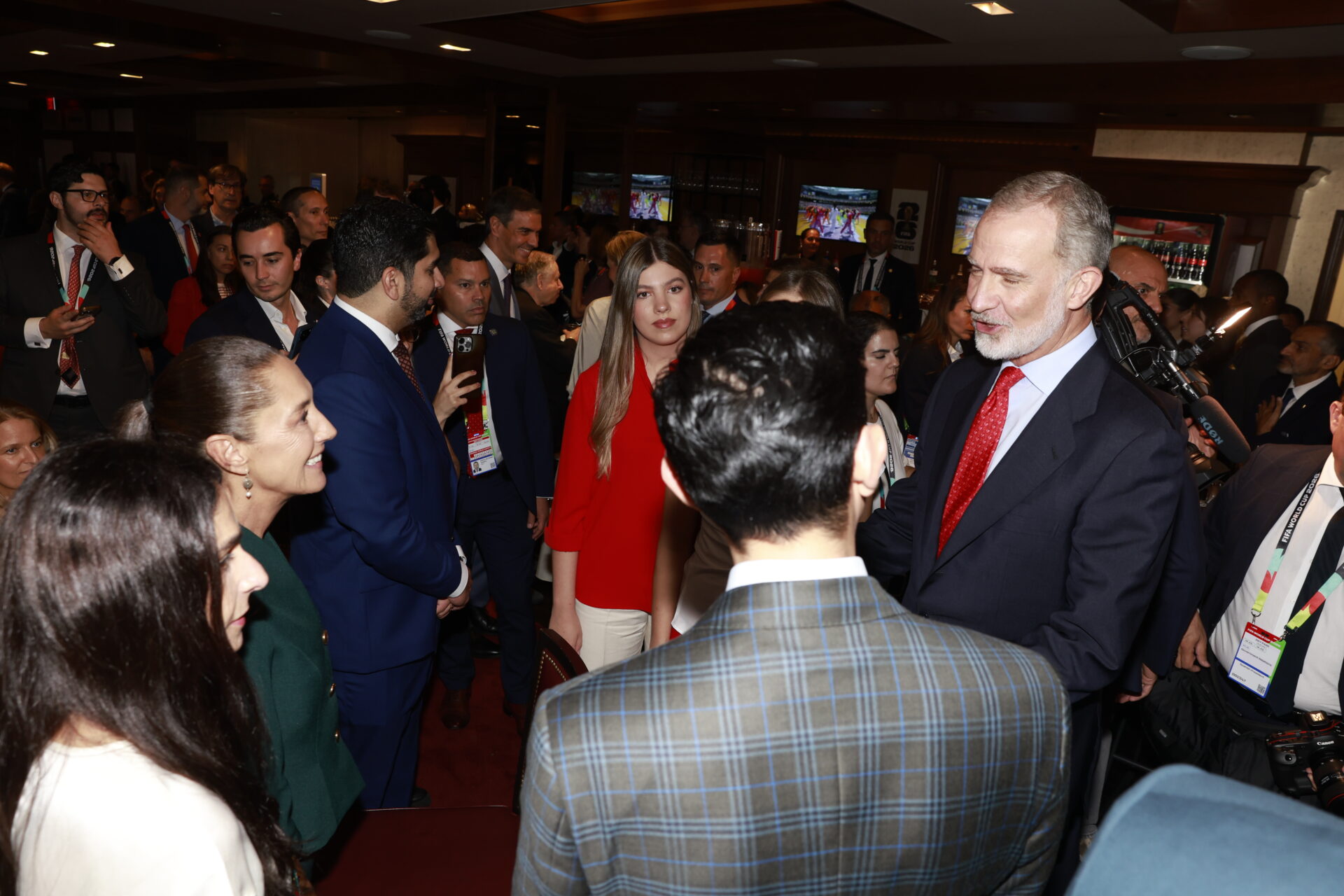 El Rey conversa con Claudia Shinbaum en presencia de la Infanta Sofía