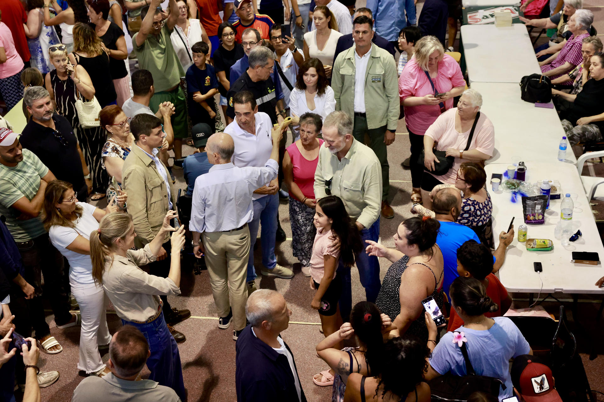 VILLAMANTA (C.A. DE MADRID), 26/07/2026.- El rey Felipe VI se hace una foto con una niña durante su visita a los afectados por los incendios de la sierra oeste de la Comunidad de Madrid que permanecen alojadas en el polideportivo de La Chopera de Villamanta este domingo. EFE/Casa Real / SOLO USO EDITORIAL/SOLO DISPONIBLE PARA ILUSTRAR LA NOTICIA QUE ACOMPAÑA (CRÉDITO OBLIGATORIO)