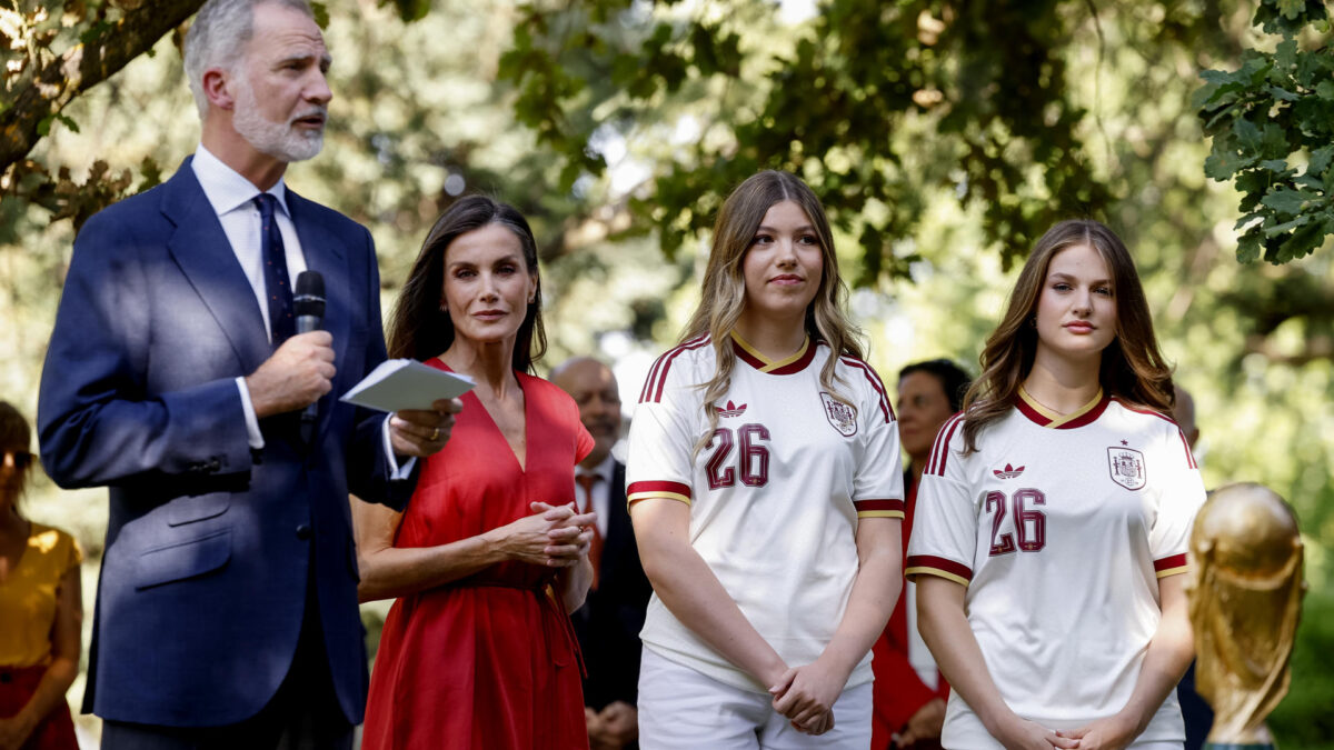 MADRID, 20/07/2026.- Los reyes Felipe VI y doña Letizia, la princesa Leonor (d) y la infanta Sofía (2d), reciben este lunes en el Palacio de la Zarzuela a la selección española masculina de fútbol, tras proclamarse ayer campeones del mundo derrotando en la final a Argentina. EFE/Daniel González