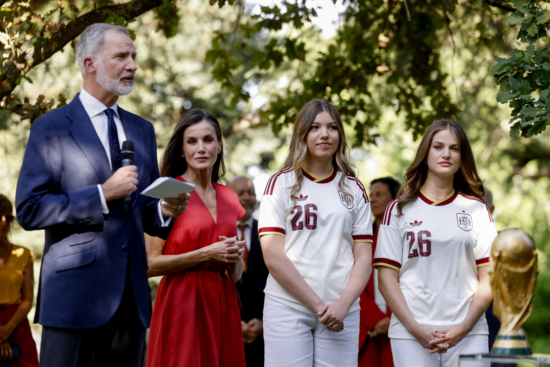 MADRID, 20/07/2026.- Los reyes Felipe VI y doña Letizia, la princesa Leonor (d) y la infanta Sofía (2d), reciben este lunes en el Palacio de la Zarzuela a la selección española masculina de fútbol, tras proclamarse ayer campeones del mundo derrotando en la final a Argentina. EFE/Daniel González