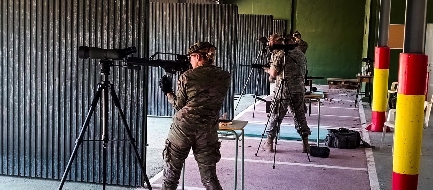 La cabo primero, Carmen Rivera en una practica para el campeonato nacional de tiro con fusil de asalto