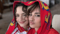 Rosalía y Penélope Cruz comparten la bufanda de la selección española durante el partido del Mundial en Los Ángeles.