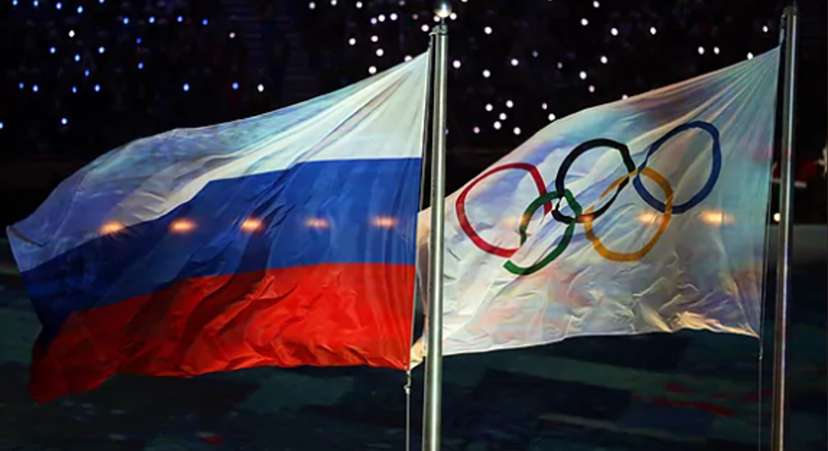 La bandera de Rusia junto a la de los Juegos Olímpicos