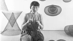 La artista Ruth Asawa haciendo esculturas de alambre, California, noviembre de 1954.