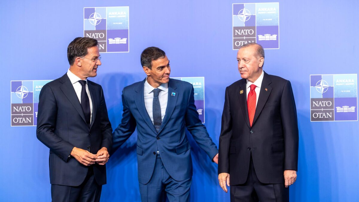 El presidente del Gobierno Pedro Sánchez, junto al secretario general de la OTAN, MArk Rutte y el presidente de Turquía, Recep Tayyip Erdogan