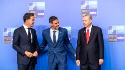 El presidente del Gobierno Pedro Sánchez, junto al secretario general de la OTAN, MArk Rutte y el presidente de Turquía, Recep Tayyip Erdogan
