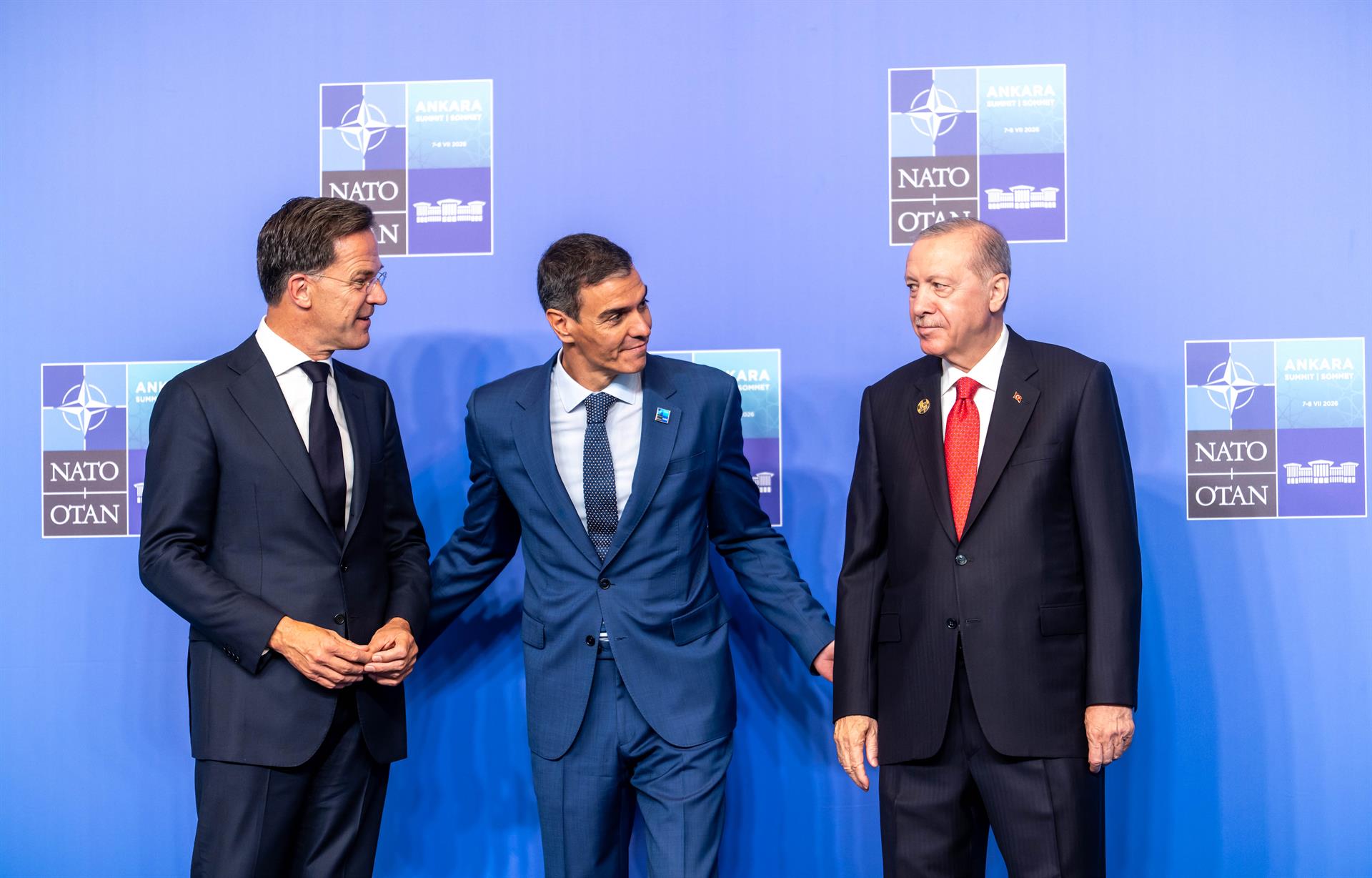 El presidente del Gobierno Pedro Sánchez, junto al secretario general de la OTAN, MArk Rutte y el presidente de Turquía, Recep Tayyip Erdogan