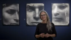 La fotógrafa Sally Mann ante algunos de sus retratos.