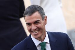 PARIS (France), 14/07/2026.- Spain's Prime Minister Pedro Sanchez arrives for the Bastille Day military parade, in Paris, France, 14 July 2026. The Ukrainian president is the guest of honor at this year's parade, held under the theme 'The Strategic Awakening of Europe', alongside leaders and top dignitaries from more than 30 other nations of the Coalition of the Willing, a European initiative pledging support for Ukraine. (Francia, España, Ucrania) EFE/EPA/TERESA SUAREZ