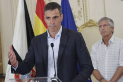 CEUTA (ESPAÑA), 31/07/2026.- El presidente del Gobierno, Pedro Sánchez, ha condenado este viernes lo que ha considerado un "ataque" y "una violación de la integridad territorial de España" con la entrada irregular en Ceuta de miles de personas desde Marruecos y ha garantizado todas las medidas necesarias para hacerle frente, durante su comparecencia pública en la ciudad autónoma. Junto a él, el ministro del Interior Fernando Grande Marlaska (d). EFE/ Reduan Dris