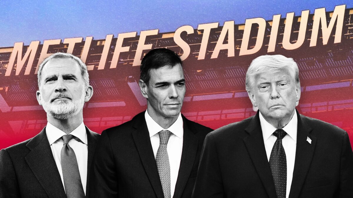 Felipe VI, Sánchez y el presidente Trump, con el estadio Metlife detrás