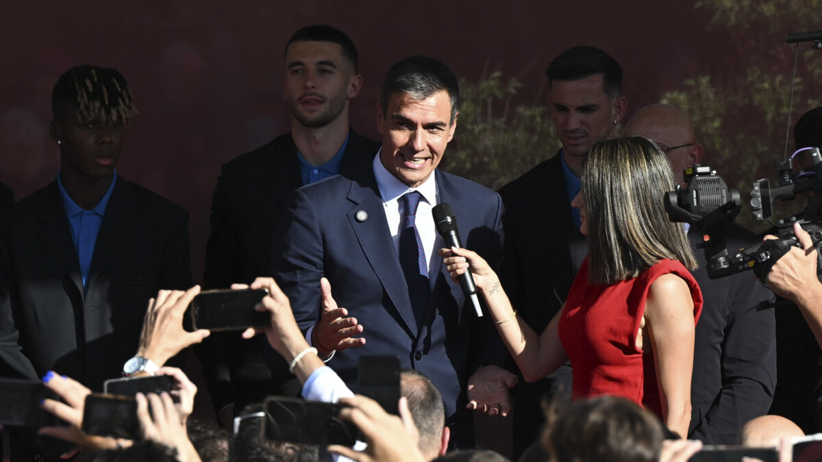 MADRID, 20/07/2026.- El presidente del Gobierno, Pedro Sánchez (c), recibe a los jugadores de la selección española este lunes en el Palacio de la Moncloa tras proclamarse ayer campeones del mundo al derrotar en la final a Argentina. EFE/ Fernando Villar