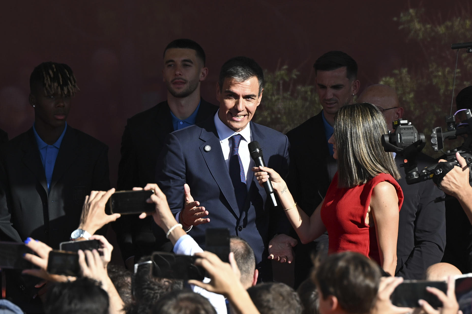 MADRID, 20/07/2026.- El presidente del Gobierno, Pedro Sánchez (c), recibe a los jugadores de la selección española este lunes en el Palacio de la Moncloa tras proclamarse ayer campeones del mundo al derrotar en la final a Argentina. EFE/ Fernando Villar