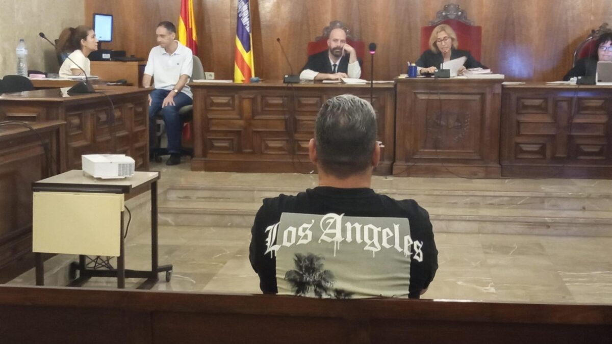 Economía.- BBVA reduce su participación en Telefónica al 1,965% y deja de ser accionista significativo El banco ha asegurado que tiene una "magnífica" relación con la 'teleco' presidida por Marc Murtra MADRID, 1 Jul. (EUROPA PRESS) - BBVA ha reducido su participación en Telefónica del 5,007% al 1,965%, con lo que deja de figurar entre los accionistas significativos del grupo de telecomunicaciones, según consta en los registros de la Comisión Nacional del Mercado de Valores (CNMV), consultados por Europa Press. La desinversión se enmarca en una tendencia de los últimos años, después de que el banco reiterara en 2023 el carácter no estratégico de esta participación y fuera reduciendo progresivamente su peso en el accionariado, desde niveles cercanos al 10% hasta el entorno del 5% al cierre de 2025, según fuentes del mercado. Este proceso ha ido acompañado de la salida de BBVA del consejo de administración, donde José María Abril, vicepresidente y consejero dominical en representación de la entidad desde 2007, no renovó su mandato en la junta celebrada el pasado marzo al situarse la participación del banco por debajo del umbral aproximado del 6,6% exigido para este tipo de representación, siendo sustituido por la directiva australiana Jane Thompson como consejera independiente. Asimismo, BBVA ha quedado fuera del núcleo estable de accionistas, integrado por la Sociedad Estatal de Participaciones Industriales (SEPI), con un 10% del capital; CriteriaCaixa, con un 9,9%; y STC, con un 9,969%, en un contexto en el que, según fuentes del mercado, la participación del banco tenía ya un carácter financiero, por lo que la operación responde a una decisión de gestión de cartera sin impacto en la gobernanza, la estabilidad ni la estrategia de Telefónica, que mantiene un accionariado de referencia sólido. Asimismo, la evolución bursátil reciente se interpreta en clave sectorial, con caídas en junio en línea con otros operadores europeos, mientras que la relación empresarial entre ambas compañías se mantiene dentro de la normalidad como grandes grupos del Ibex 35. RELACIÓN "MAGNÍFICA" CON TELEFÓNICA "Tenemos una magnífica relación con Telefónica en muchas áreas y seguiremos colaborando en los múltiples proyectos que tenemos juntos", han indicado fuentes de BBVA a Europa Press. El paquete del banco en la 'teleco', compuesto por 111.399.914 acciones y valorado a 3,514 euros por título, alcanza un importe aproximado de 391,5 millones de euros, en una jornada en la que los títulos de Telefónica apenas cedían un 0,06% hacia las 10.20 horas de este miércoles.