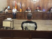 Economía.- BBVA reduce su participación en Telefónica al 1,965% y deja de ser accionista significativo El banco ha asegurado que tiene una "magnífica" relación con la 'teleco' presidida por Marc Murtra MADRID, 1 Jul. (EUROPA PRESS) - BBVA ha reducido su participación en Telefónica del 5,007% al 1,965%, con lo que deja de figurar entre los accionistas significativos del grupo de telecomunicaciones, según consta en los registros de la Comisión Nacional del Mercado de Valores (CNMV), consultados por Europa Press. La desinversión se enmarca en una tendencia de los últimos años, después de que el banco reiterara en 2023 el carácter no estratégico de esta participación y fuera reduciendo progresivamente su peso en el accionariado, desde niveles cercanos al 10% hasta el entorno del 5% al cierre de 2025, según fuentes del mercado. Este proceso ha ido acompañado de la salida de BBVA del consejo de administración, donde José María Abril, vicepresidente y consejero dominical en representación de la entidad desde 2007, no renovó su mandato en la junta celebrada el pasado marzo al situarse la participación del banco por debajo del umbral aproximado del 6,6% exigido para este tipo de representación, siendo sustituido por la directiva australiana Jane Thompson como consejera independiente. Asimismo, BBVA ha quedado fuera del núcleo estable de accionistas, integrado por la Sociedad Estatal de Participaciones Industriales (SEPI), con un 10% del capital; CriteriaCaixa, con un 9,9%; y STC, con un 9,969%, en un contexto en el que, según fuentes del mercado, la participación del banco tenía ya un carácter financiero, por lo que la operación responde a una decisión de gestión de cartera sin impacto en la gobernanza, la estabilidad ni la estrategia de Telefónica, que mantiene un accionariado de referencia sólido. Asimismo, la evolución bursátil reciente se interpreta en clave sectorial, con caídas en junio en línea con otros operadores europeos, mientras que la relación empresarial entre ambas compañías se mantiene dentro de la normalidad como grandes grupos del Ibex 35. RELACIÓN "MAGNÍFICA" CON TELEFÓNICA "Tenemos una magnífica relación con Telefónica en muchas áreas y seguiremos colaborando en los múltiples proyectos que tenemos juntos", han indicado fuentes de BBVA a Europa Press. El paquete del banco en la 'teleco', compuesto por 111.399.914 acciones y valorado a 3,514 euros por título, alcanza un importe aproximado de 391,5 millones de euros, en una jornada en la que los títulos de Telefónica apenas cedían un 0,06% hacia las 10.20 horas de este miércoles.