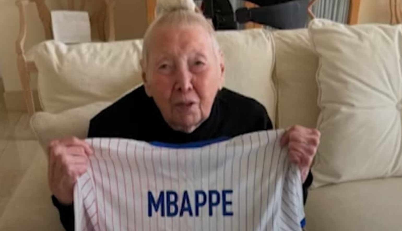 Shirley posando con la camiseta de Kylian Mbappé