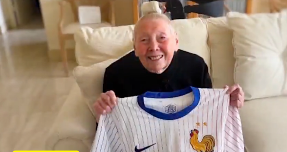 Shirley posando con la camiseta de la selección francesa