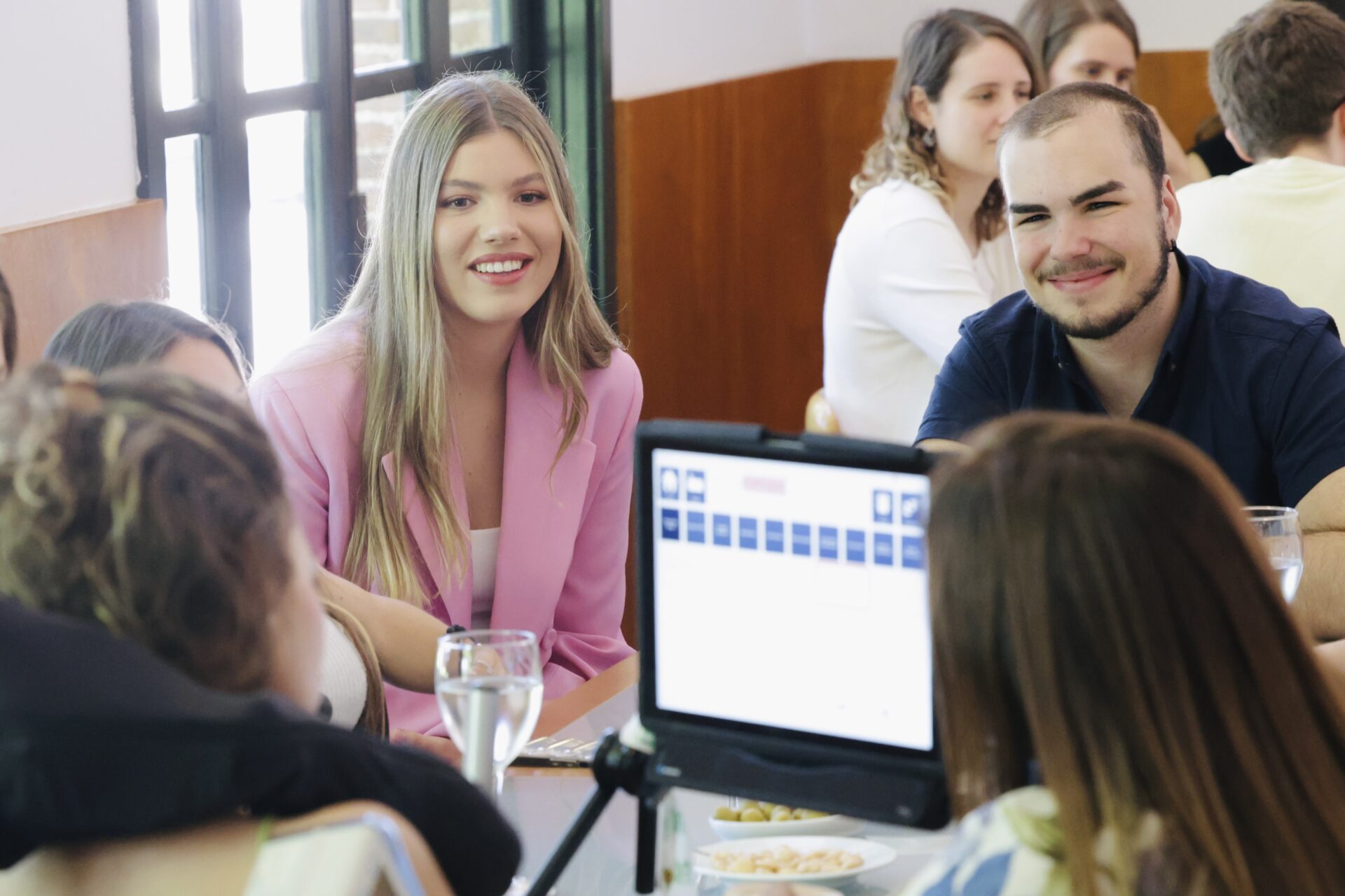 La Infanta Sofía conversa con los jóvenes