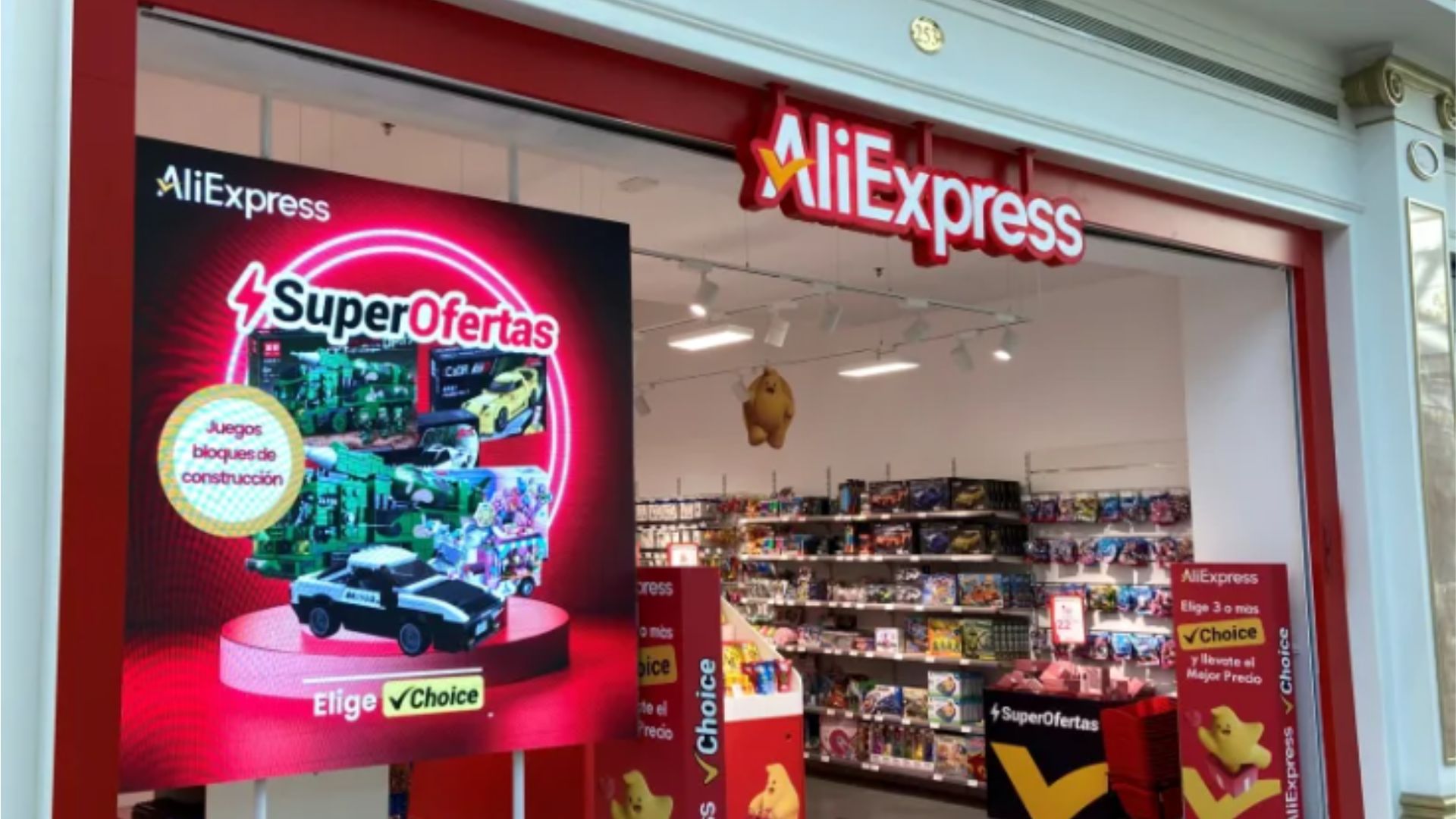 Tienda AliExpress en centro comercial en Madrid.