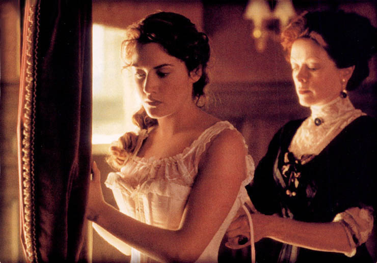 James Cameron utiliza el corsé que la protagonista lleva al comienzo del filme como una imagen física de su falta de libertad en 'Titanic'