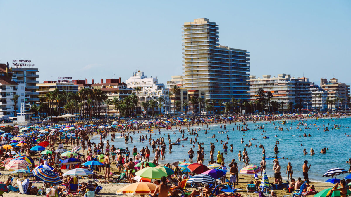 Turistas en una playa de Valencia