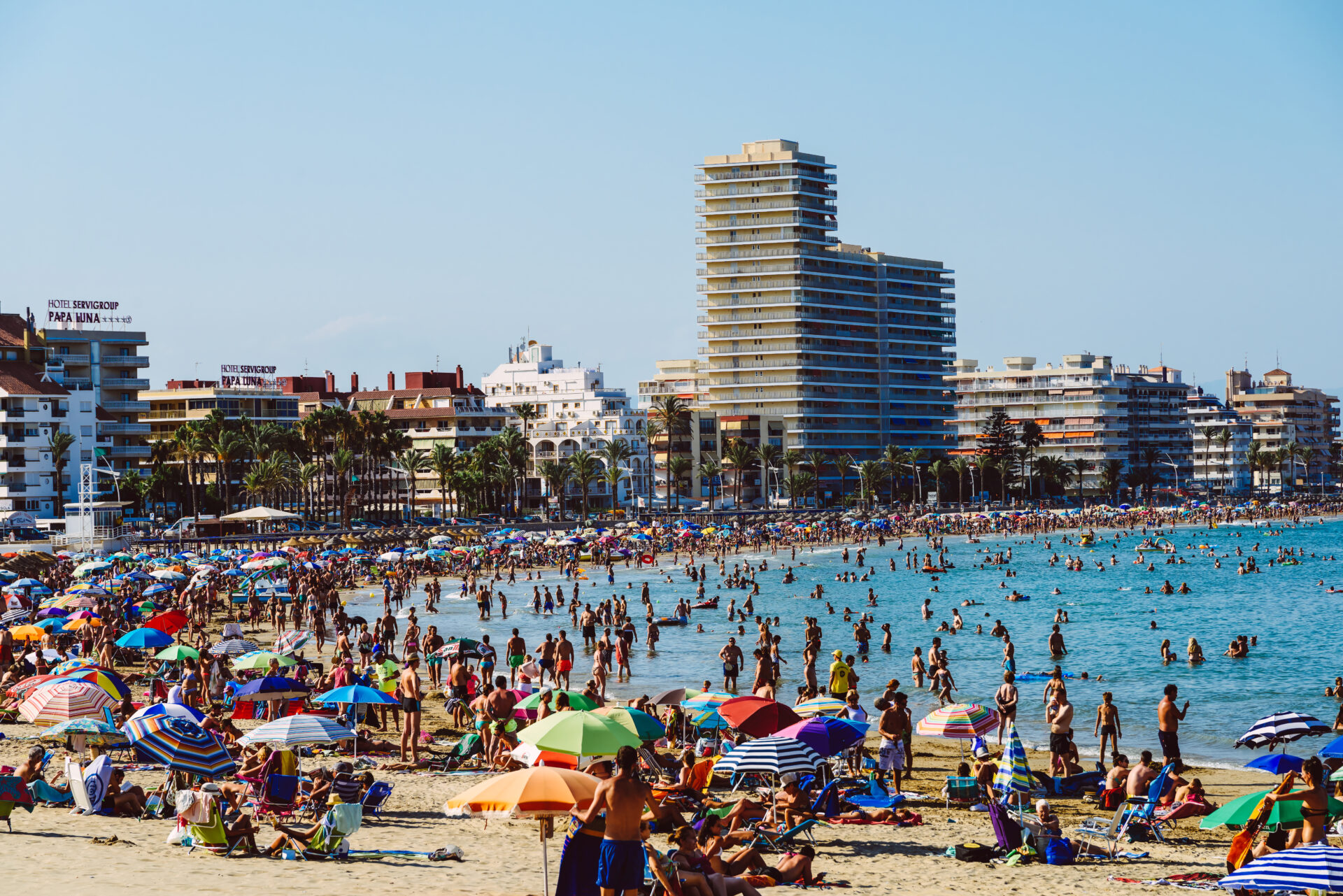 Turistas en una playa de Valencia