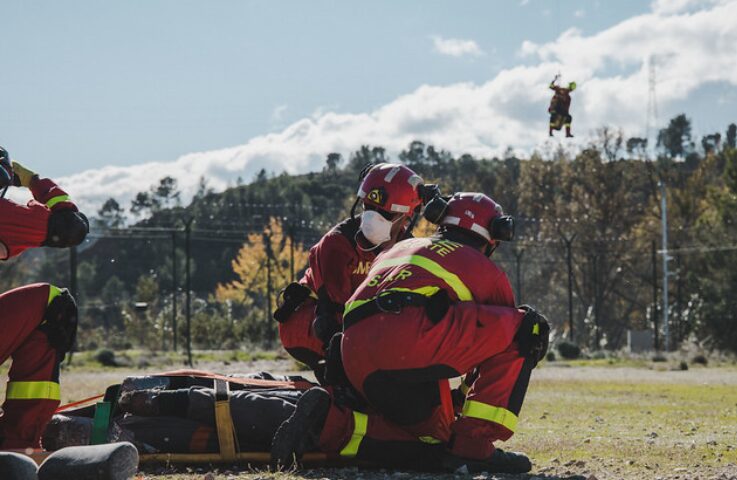 La UME entrenando el rescate con camilla.