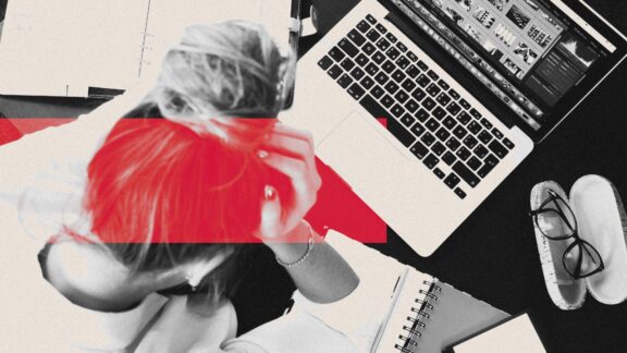 Mujer sufre de estrés en el trabajo