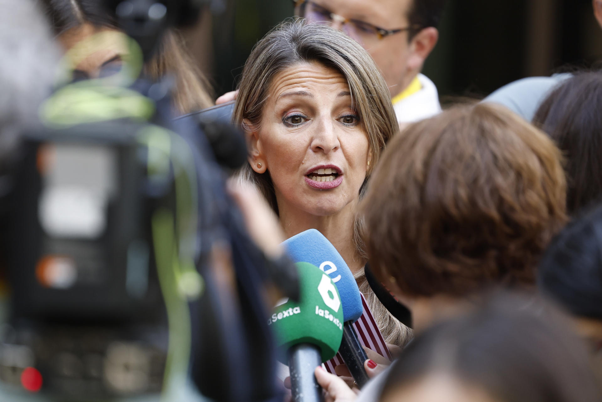 MADRID (ESPAÑA), 30/06/2026.- La vicepresidenta tercera del gobierno y ministra de Trabajo, Yolanda Díaz, atiende a los medios tras la presentación este martes del Plan de Integración y Ciudadanía y de la campaña institucional ¿De dónde vienen? Vienen de hacer país celebrada en Madrid. EFE/ Chema Moya