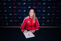 Andrea Medina firma con el Manchester United hasta 2029