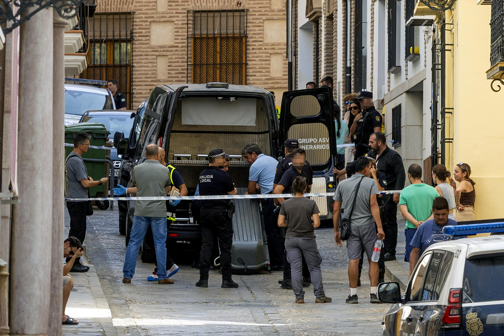 ANTEQUERA (MÁLAGA), 20/07/2026.- Una mujer de 30 años ha sido hallada este lunes muerta con lesiones de arma blanca en una vivienda de Antequera (Málaga), suceso que investiga la Policía Nacional, que trata de esclarecer si el crimen guarda relación con el suicidio de un hombre de 35 años registrado en esta misma ciudad. El teléfono 112 ha recibido a las 14:00 horas un aviso en el que se alertaba del posible fallecimiento de una mujer, por lo que el centro coordinador ha movilizado a los efectivos sanitarios y la Policía Nacional, ha informado a EFE un portavoz del servicio dependiente de la Agencia de Emergencias de Andalucía. EFE/ Alvaro Cabrera