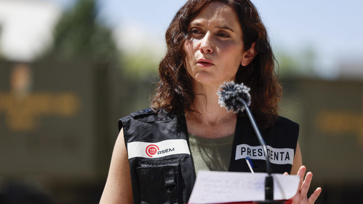 NAVALCARNERO (MADRID), 27/07/2026.- La presidenta de la Comunidad de Madrid, Isabel Díaz Ayuso se dirige a los medios en el Puesto de Mando Avanzado (PMA) de Navalcarnero (Madrid) este lunes. Los incendios de la Comunidad de Madrid durante las últimas horas han disminuido en su avance y han permitido que los medios de extinción actúen sobre ellos, aunque el fuego sigue activo y sin estabilizar con tres frentes, el más activo al norte del pantano de San Juan. EFE/ Mariscal