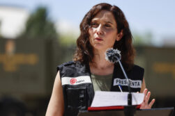 NAVALCARNERO (MADRID), 27/07/2026.- La presidenta de la Comunidad de Madrid, Isabel Díaz Ayuso se dirige a los medios en el Puesto de Mando Avanzado (PMA) de Navalcarnero (Madrid) este lunes. Los incendios de la Comunidad de Madrid durante las últimas horas han disminuido en su avance y han permitido que los medios de extinción actúen sobre ellos, aunque el fuego sigue activo y sin estabilizar con tres frentes, el más activo al norte del pantano de San Juan. EFE/ Mariscal