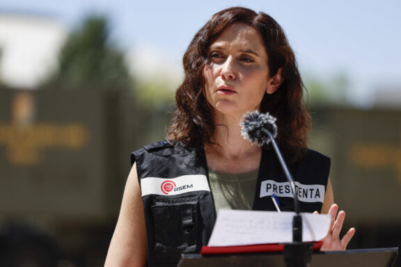 NAVALCARNERO (MADRID), 27/07/2026.- La presidenta de la Comunidad de Madrid, Isabel Díaz Ayuso se dirige a los medios en el Puesto de Mando Avanzado (PMA) de Navalcarnero (Madrid) este lunes. Los incendios de la Comunidad de Madrid durante las últimas horas han disminuido en su avance y han permitido que los medios de extinción actúen sobre ellos, aunque el fuego sigue activo y sin estabilizar con tres frentes, el más activo al norte del pantano de San Juan. EFE/ Mariscal