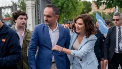 La presidenta de la Comunidad de Madrid, Isabel Díaz Ayuso, y el alclade de Móstoles, Manuel Bautista